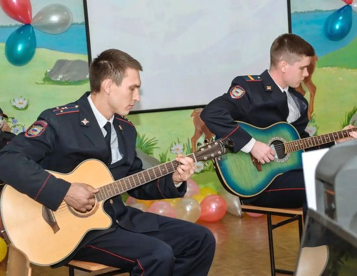 Рисунки от воспитанников и концерт подарили к празднику сотрудникам полиции Свободного