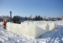 Ледовые мастера из Екатеринбурга приступили к строительству новогоднего городка в Свободном