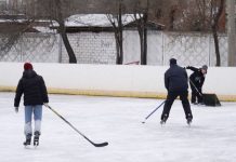 Кататься на коньках и играть в хоккей можно ещё на одном катке в Свободном