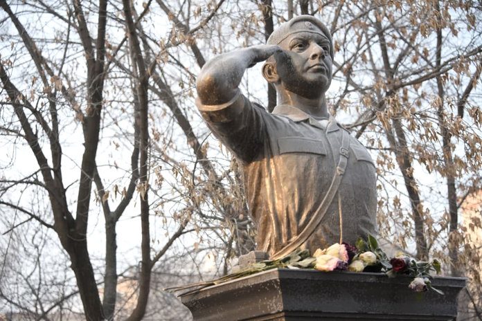 У памятника Герою России Ивану Маслову свободненцы говорили о готовности к подвигу