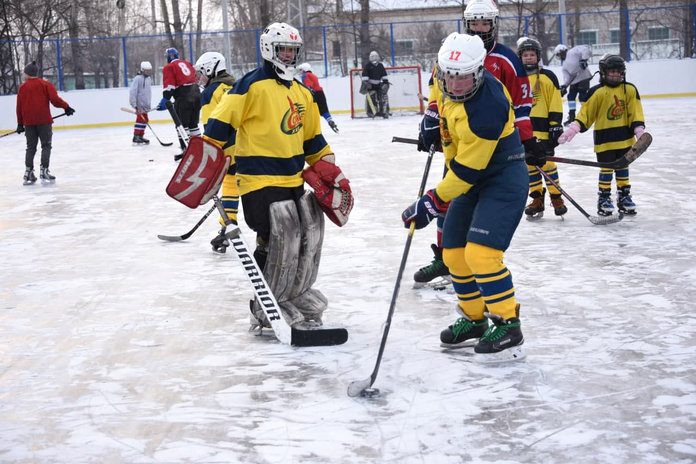 Хоккейному клубу «Сокол» в Свободном на открытие ледового катка подарили 36 пар коньков