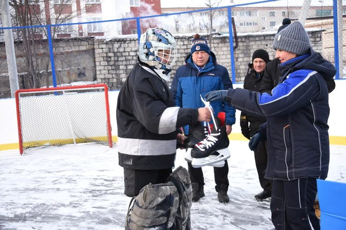 Хоккейному клубу «Сокол» в Свободном на открытие ледового катка подарили 36 пар коньков