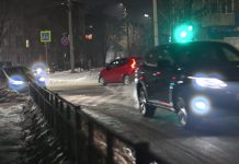 Таксист в Свободном по забытому пассажиркой телефону снял со счёта 50 тысяч рублей