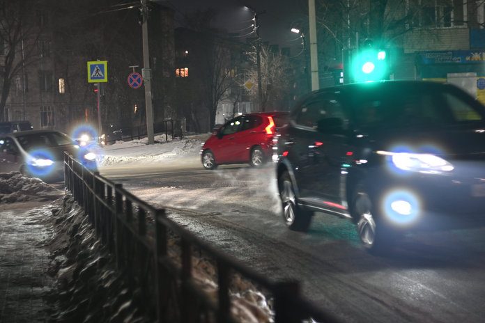 Таксист в Свободном по забытому пассажиркой телефону снял со счёта 50 тысяч рублей