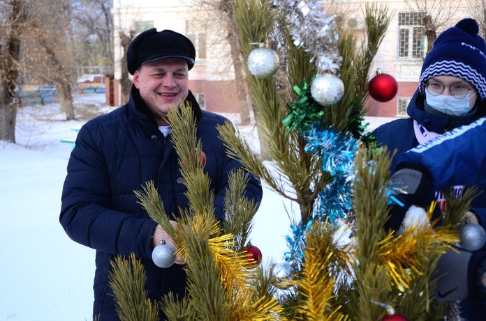 Территорию областной детской больницы в Приамурье украсили новогодней ёлкой