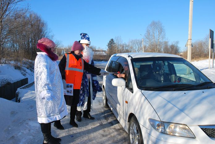 Дед Мороз и Снегурочка напомнили свободненским водителям о безопасности на железнодорожных переездах