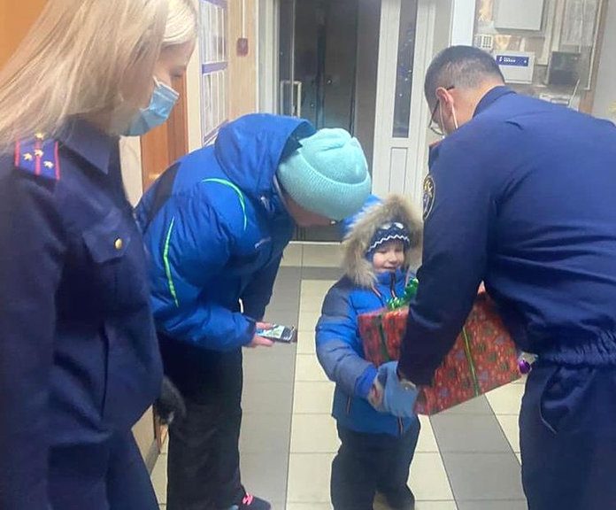 Амурские следователи привезли мальчику подарок, о котором он не решился написать Деду Морозу