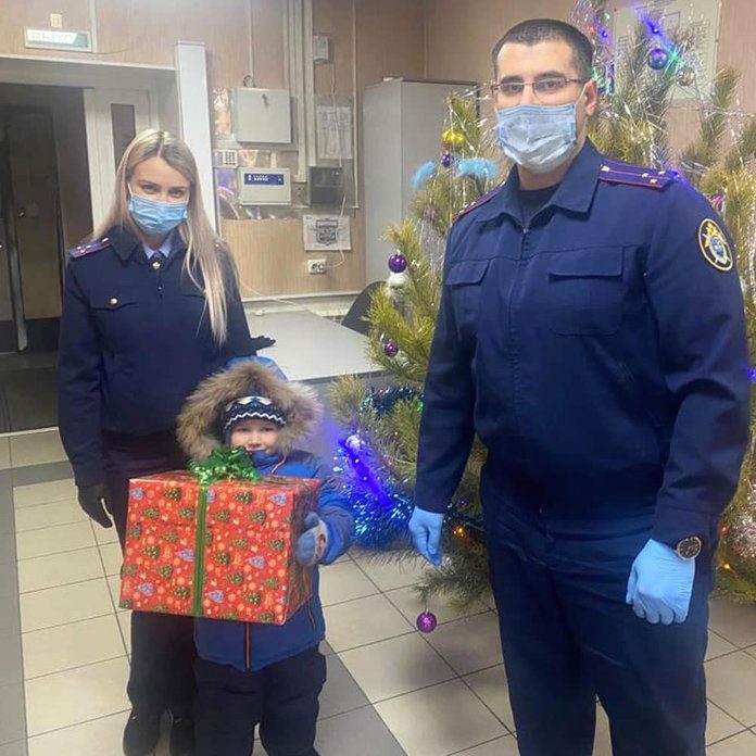 Амурские следователи привезли мальчику подарок, о котором он не решился написать Деду Морозу