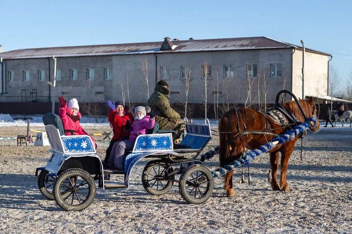Губернатор Василий Орлов исполнил мечту детей из Свободненского приюта о поездке на ипподром
