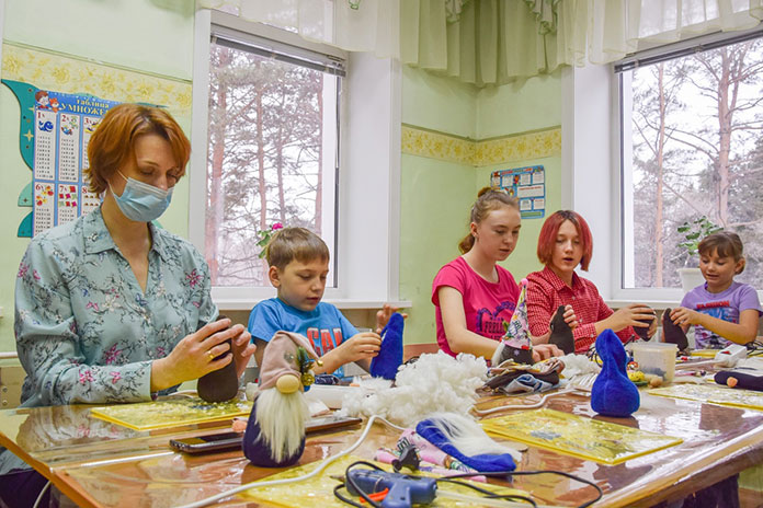 Воспитанники Свободненского приюта вместе с шефами из Газпрома мастерили новогодних гномов