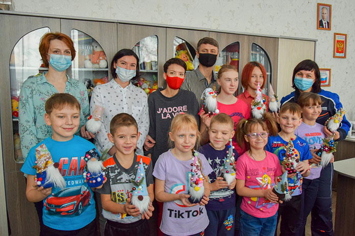 Воспитанники Свободненского приюта вместе с шефами из Газпрома мастерили новогодних гномов