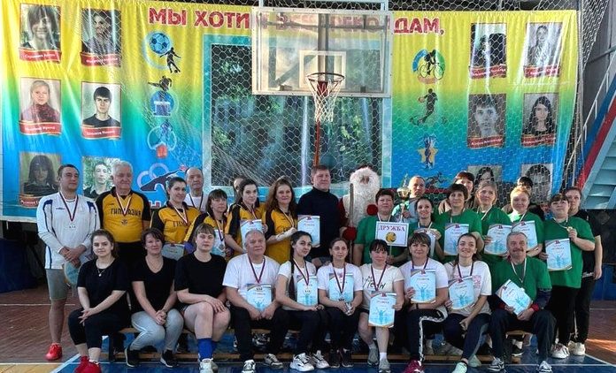 Учителя и воспитатели в Свободном боролись за призы Деда Мороза на волейбольном турнире