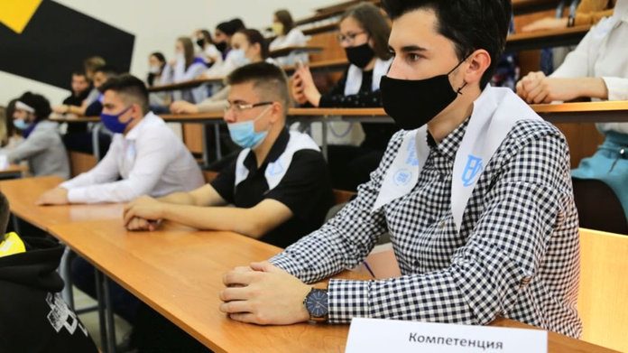 Ситуацию с обучением непривитых от коронавируса студентов разъяснили в Минобрнауки Амурской области