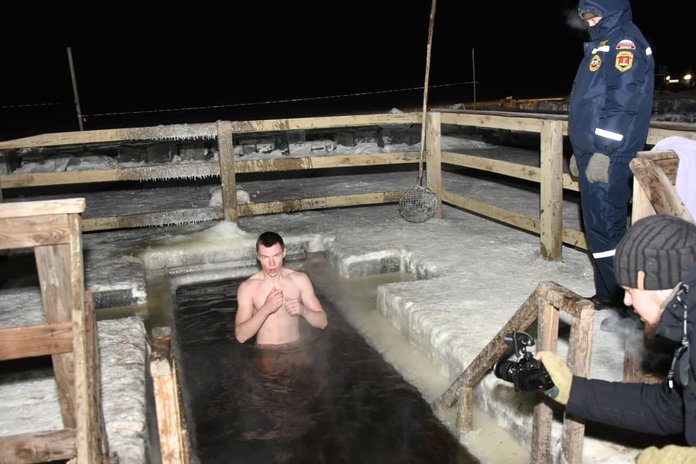 Ледяная Крещенская вода не испугала даже самых юных свободненцев
