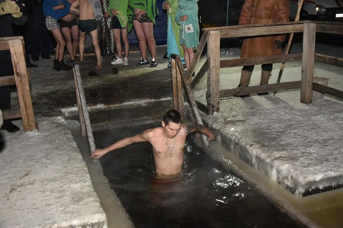 Ледяная Крещенская вода не испугала даже самых юных свободненцев