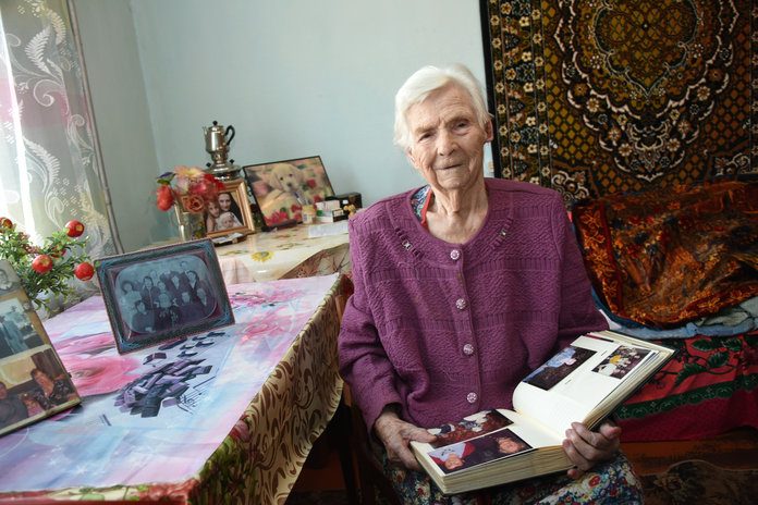 Жительницу Свободного накануне 93-летия поздравили с Татьяниным днём