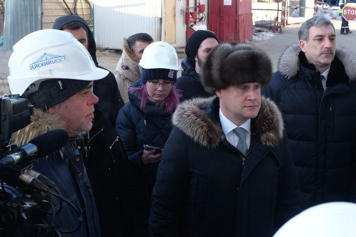 Министр Алексей Чекунков и губернатор Василий Орлов ознакомились с ходом строительства моста через реку Зея