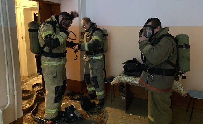Борьба с условным пожаром в свободненском доме «Ветеран» началась поздним вечером