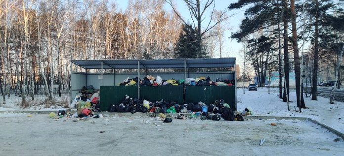 После проверки прокурора космодрома «Восточный» в Циолковском очистили переполненные мусором контейнеры