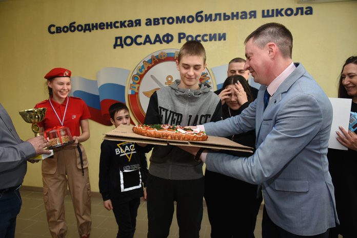 Лучших стрелков школ Свободного наградили пирогами от «Единой России»