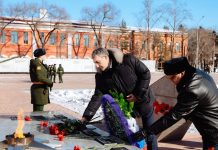 Губернатор Василий Орлов возложил цветы к памятнику воинам-амурцам, погибшим в годы Великой Отечественной войны