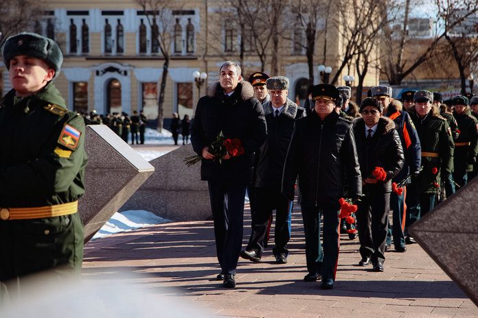 Губернатор Василий Орлов возложил цветы к памятнику воинам-амурцам, погибшим в годы Великой Отечественной войны