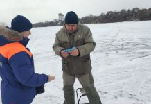 Инспекторы ГИМС рассказали амурским рыбакам об опасностях весеннего льда