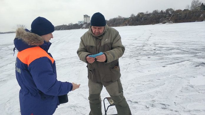 Инспекторы ГИМС рассказали амурским рыбакам об опасностях весеннего льда
