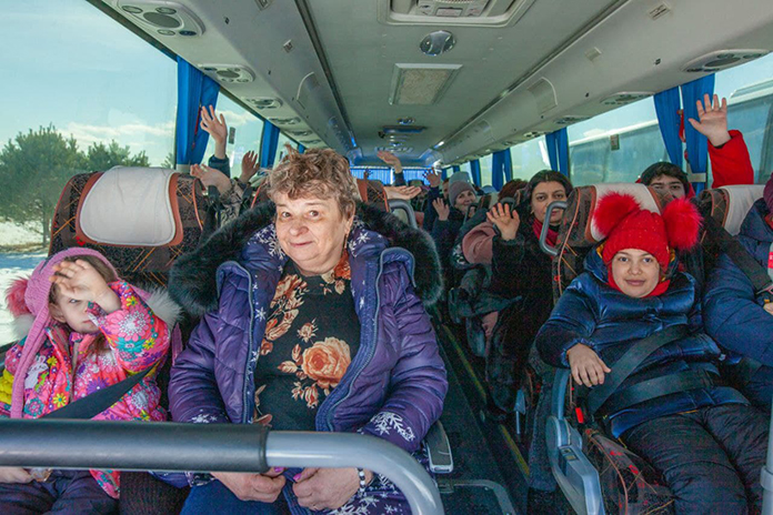 На Масленицу в казачью станицу детей из Свободного довезли большие автобусы Амурского ГПЗ