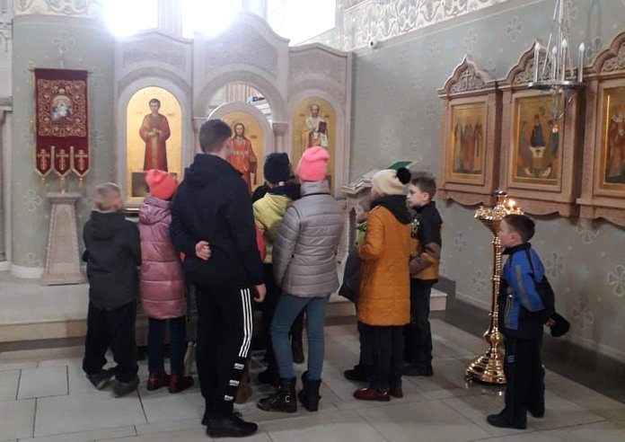 Дети из Свободненского приюта впервые посетили новый храм в честь цесаревича Алексея