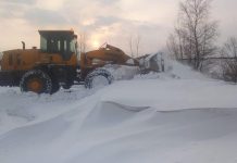 Дороги Амурской области очищают от снега и обрабатывают противогололёдными материалами