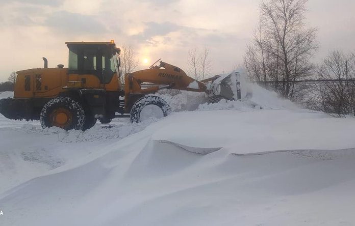 Дороги Амурской области очищают от снега и обрабатывают противогололёдными материалами