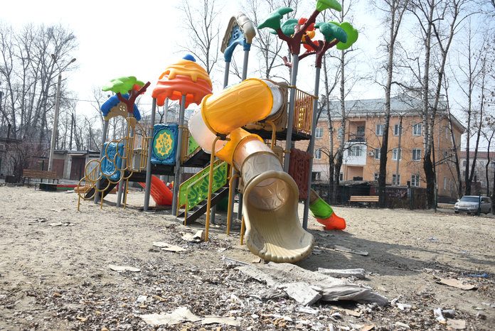 Красивую детскую площадку в свободненском дворе завалили мусором