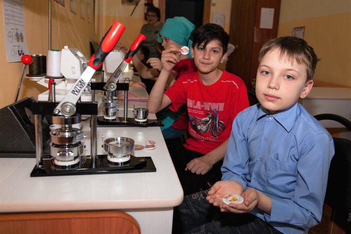 Шефы из Газпрома помогли воспитанникам Свободненского приюта обучаться швейному и сувенирному делу