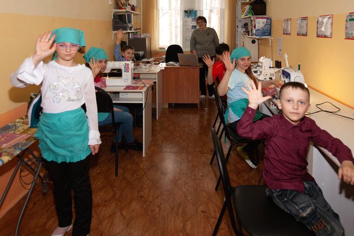 Шефы из Газпрома помогли воспитанникам Свободненского приюта обучаться швейному и сувенирному делу