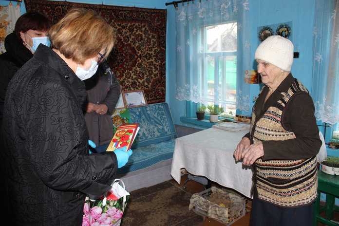 К ветеранам Свободненского района приехали с поздравлениями и подарками
