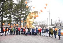Школьники принесли к Мемориалу Славы в Свободном алые гвоздики и запустили шары
