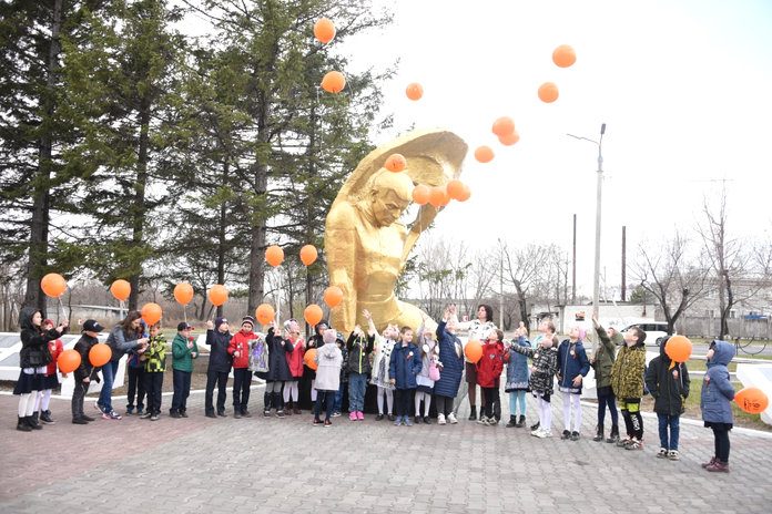 Школьники принесли к Мемориалу Славы в Свободном алые гвоздики и запустили шары