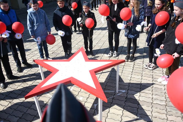 72 участника флешмоба в Свободном выстроились в символы Дня Победы