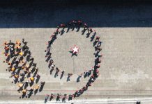 72 участника флешмоба в Свободном выстроились в символы Дня Победы