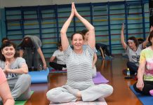 Свободненцы из группы «Помоги себе сам» поздравили Ирину Гаврилову с 30-летием преподавания йоги
