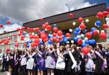 Свободненские выпускники загадали желания и отпустили их в небо вместе с яркими шарами