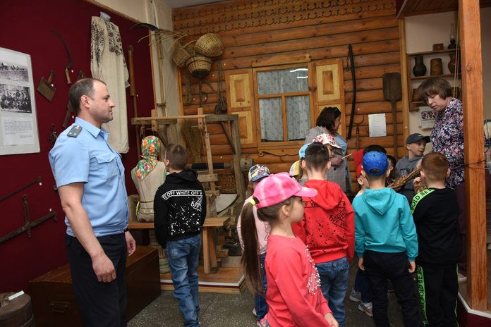 На экскурсию по Свободненскому музею воспитанники детского дома пришли вместе с судебными приставами