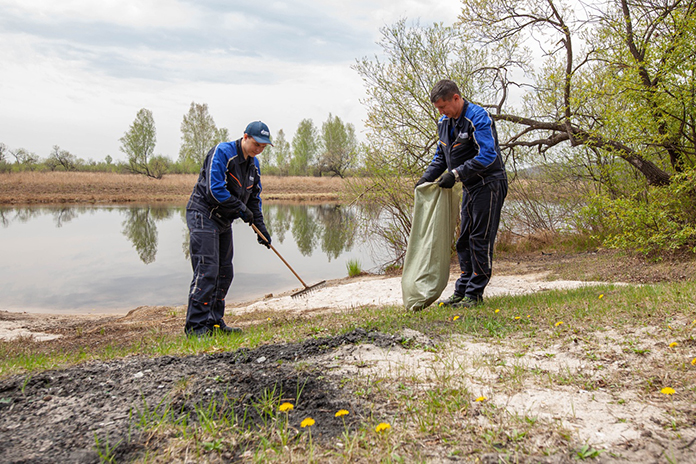 Работники Амурского ГПЗ убрали и вывезли 20 мешков мусора с берега реки около села Черниговка