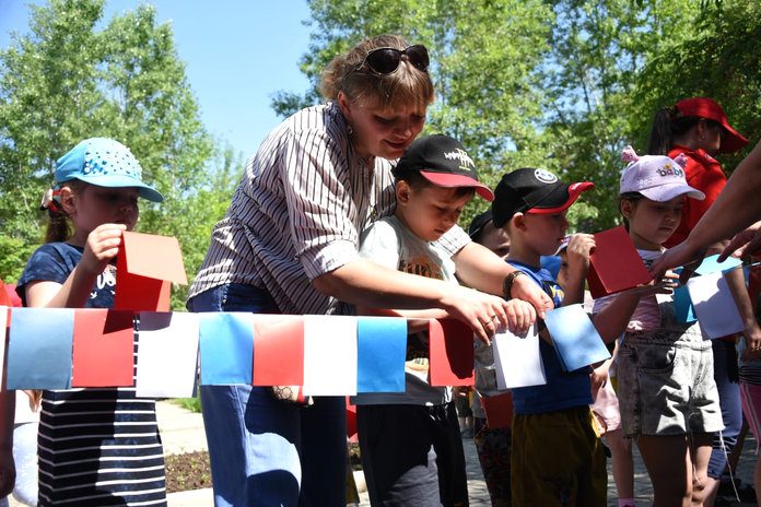Юнармейцы Свободного вместе с воспитанниками детского сада изготовили гирлянду-триколор
