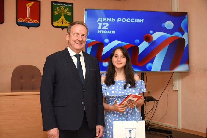 Накануне Дня России юным свободненцам вручили паспорта