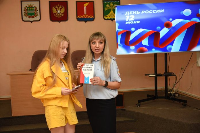 Накануне Дня России юным свободненцам вручили паспорта