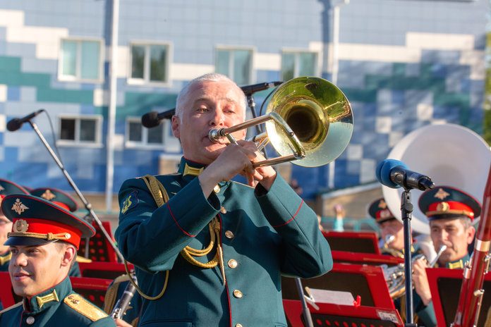 Легендарный военный оркестр выступил на стадионе Свободного накануне Дня России