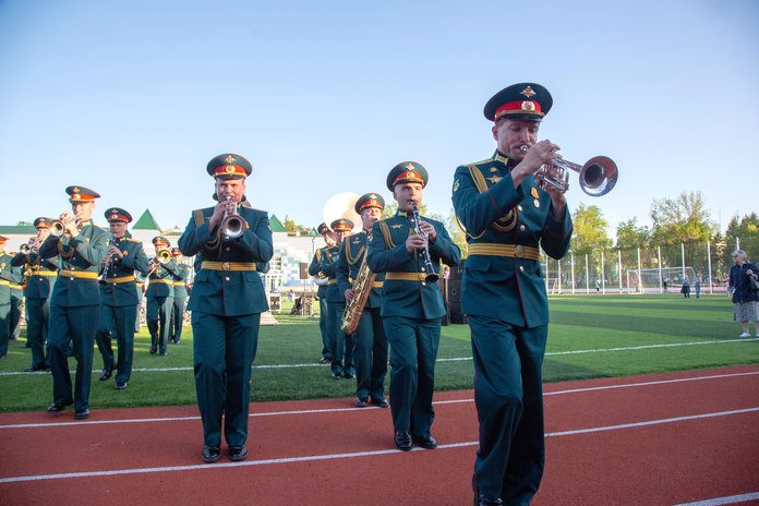 Легендарный военный оркестр выступил на стадионе Свободного накануне Дня России