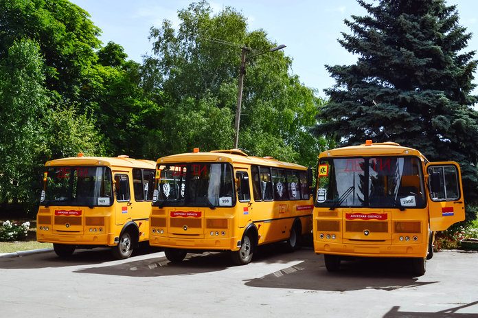 Амурская область передала школам Амвросиевского района ДНР 3 автобуса и ноутбуки